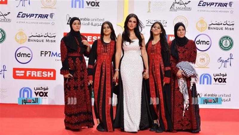 مهرجان القاهرة السينمائى.. أبطال  وين صرنا  بالوشاح الفلسطينى فى عرضه العالمى الأول